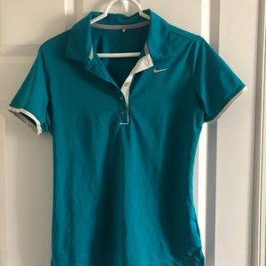 NIKE Tee with breathable collar